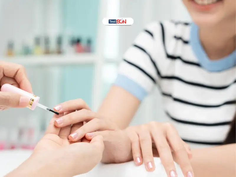 Dụng cụ làm móng không được tiệt trùng có thể là nguồn lây nhiễm HIV.