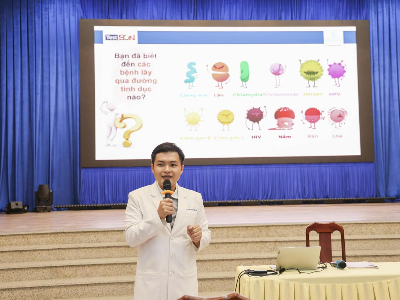 Bác sĩ của TestSGN tư vấn kiến thức đến các bạn sinh viên