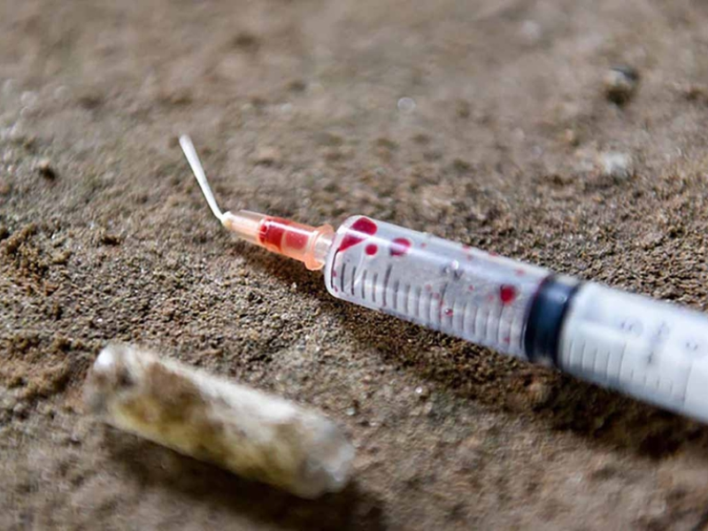 HIV sống được bao lâu trong máu khô? 